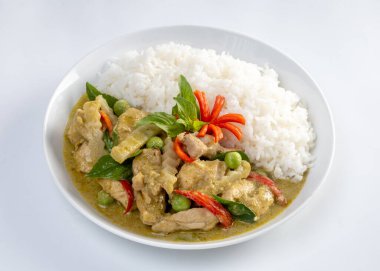 Beyaz arka planda izole edilmiş pirinç üzerine hindistan cevizi filizli tavuk yeşili köri..