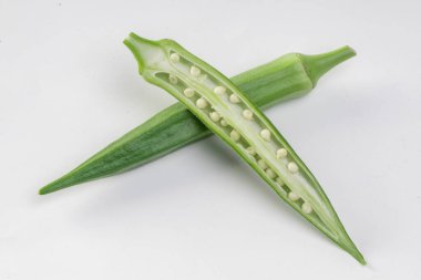 Beyaz arkaplanda izole edilmiş taze bamya