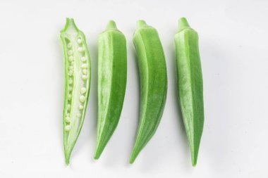 Beyaz arkaplanda izole edilmiş taze bamya