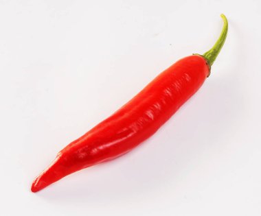 Kırmızı biberler beyaz arkaplanda izole edilmiş