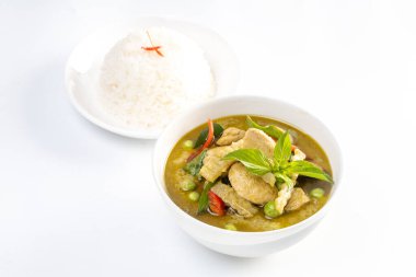 Hindistan cevizi filizli yeşil körili tavuk ve beyaz arka planda izole edilmiş pirinç..