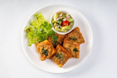 Kıymalı kızarmış ekmek, beyaz tabağa yayılmış, Tayland 'da geleneksel atıştırmalıklar ve aperatifler.