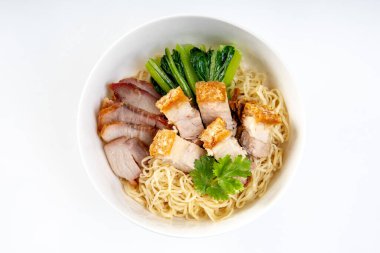 Beyaz arka planda izole edilmiş kırmızı domuz eti ve kızarmış domuz eriştesi.