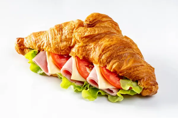 Jambonlu kruvasan sandviçi beyaz arka planda izole edilmiş.