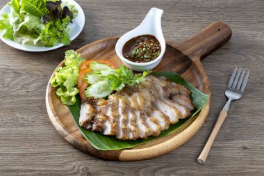 Tayland usulü ızgara domuz budu soslu Tayland yemeği.