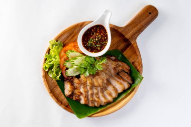 Tayland usulü ızgara domuz budu soslu Tayland yemeği.