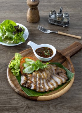 Tayland usulü ızgara domuz budu soslu Tayland yemeği.