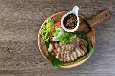 Tayland usulü ızgara domuz budu soslu Tayland yemeği.
