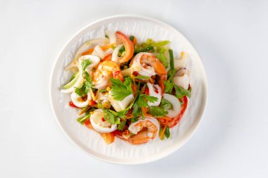 Baharatlı deniz ürünleri salatası, Tayland baharatlı yemek tarifi, beyaz arka planda baharatlı deniz ürünleri.
