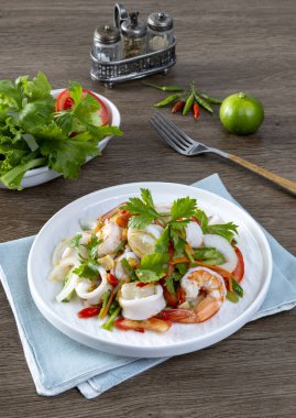 Baharatlı deniz ürünleri salatası, Tayland baharatlı yemek tarifi masa tahtasında baharatlı deniz ürünleri.