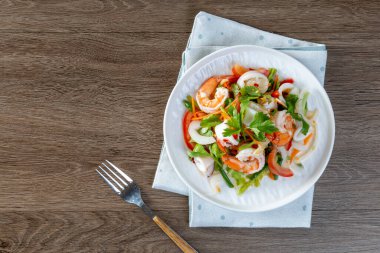 Baharatlı deniz ürünleri salatası, Tayland baharatlı yemek tarifi masa tahtasında baharatlı deniz ürünleri.
