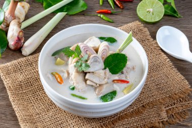 Tom Kha Gai (Tayland Tavuğu Hindistancevizi Çorbası))