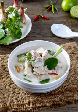 Tom Kha Gai (Tayland Tavuğu Hindistancevizi Çorbası))