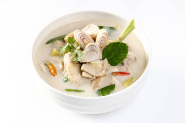 Beyaz arka planda Tom Kha Gai (Tayland Tavuğu Hindistancevizi Çorbası)