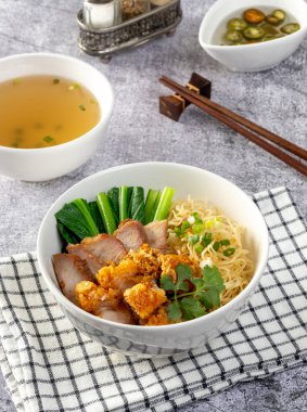 Yumurta noodle ile kırmızı kızarmış domuz, gevrek domuz eti, köfte, çorba ve çeşniler