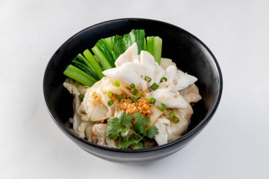 Çin usulü yumurtalı erişte ve dilimlenmiş kırmızı domuz eti, domuz pastırması ve beyaz yengeç eti..