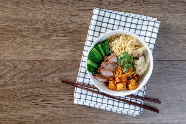 Yumurta noodle ile kırmızı kızarmış domuz, gevrek domuz eti, köfte, çorba ve çeşniler