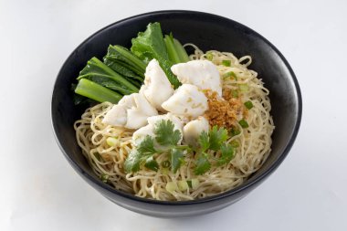 Çin usulü yumurtalı erişte ve dilimlenmiş kırmızı domuz eti, domuz pastırması ve beyaz yengeç eti..