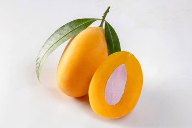 Beyaz arkaplanda tatlı sarı Marian eriği, beyaz arkaplanda tropik Marian eriği, mayonez, beyaz arkaplan 