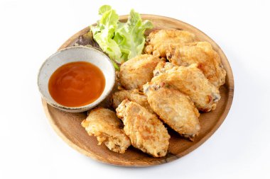 Beyaz arka planda kızarmış tavuk kanadı.