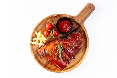 Ahşap doğrama tahtasındaki baharatlı sos otlarıyla tatlandırılmış nefis ızgara pirzola. 