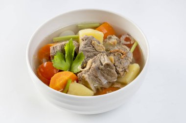 Patates, domates, havuç, soğan ve sebzeli biftek güveci..