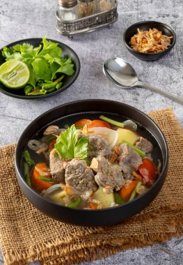 Patates, domates, havuç, soğan ve sebzeli ekşi ve baharatlı biftek güveci..