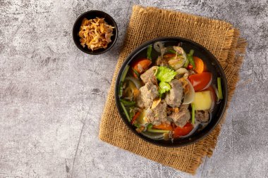 Patates, domates, havuç, soğan ve sebzeli ekşi ve baharatlı biftek güveci..