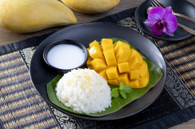 Mango, yapışkan pirinç, ünlü Tayland tatlıları. 