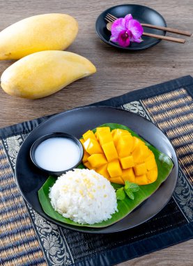 Mango, yapışkan pirinç, ünlü Tayland tatlıları. 