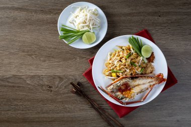 Tayland usulü karidesli erişte, Tayland usulü büyük karidesli Tayland yemeği.