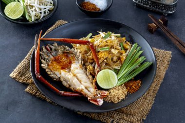 Cam erişteli Pad Thai, ızgara karidesli Pad Thai.
