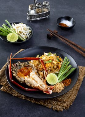 Cam erişteli Pad Thai, ızgara karidesli Pad Thai.