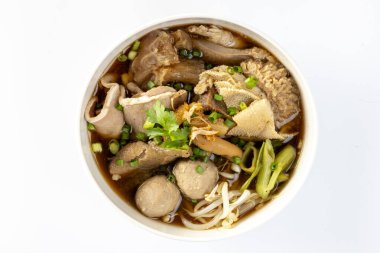 Güveçte sığır eti ve porselen çorba, Tayland güveci ve sebzeler Beyazların Arkaplanındaki Kasede