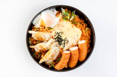 Sosisli Ramen Erişte, Yumurta, Eritilmiş Peynir ve Scallion, Carbonara Ramyun, Kore Eriştesi 