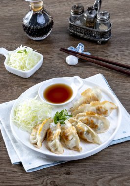 Soya soslu kızarmış hamur tatlısı. Gyoza ya da hamur tatlısı. Tavuk ve sebzeli Japon hamur tatlısı..