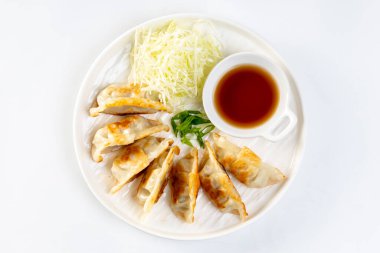 Soya soslu kızarmış hamur tatlısı. Gyoza ya da hamur tatlısı. Tavuk ve sebzeli Japon hamur tatlısı..