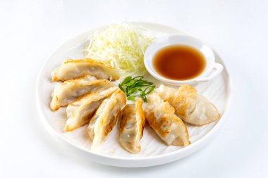 Soya soslu kızarmış hamur tatlısı. Gyoza ya da hamur tatlısı. Tavuk ve sebzeli Japon hamur tatlısı..