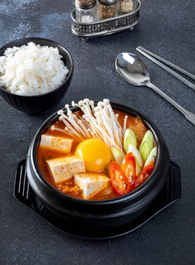 Kimchi Jjigae ya da Kimchi Çorbası ile Soft Tofu ya da Kore Kimchi Güveci, Kore Yemekleri Geleneksel Tarzı