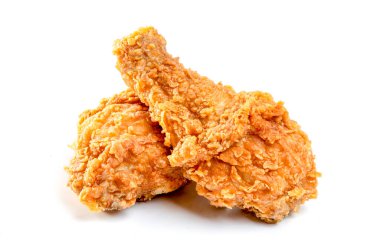 Kızarmış tavuk bacağı beyaz arka planda izole edilmiş.