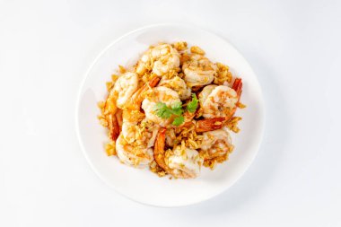 Beyaz tabakta sarımsak ve biberli kızarmış karides. Deniz ürünleri tarzı.