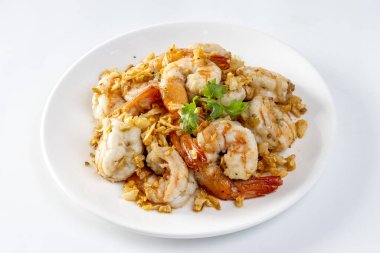 Beyaz tabakta sarımsak ve biberli kızarmış karides. Deniz ürünleri tarzı.