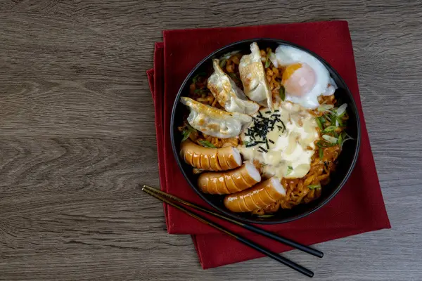Sosisli Ramen Erişte, Yumurta, Eritilmiş Peynir ve Scallion, Carbonara Ramyun, Kore Eriştesi 