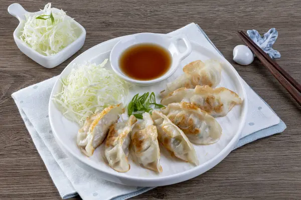 Soya soslu kızarmış hamur tatlısı. Gyoza ya da hamur tatlısı. Tavuk ve sebzeli Japon hamur tatlısı..