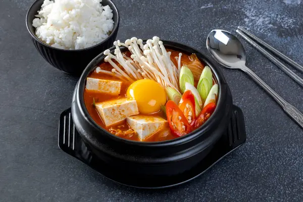 Kimchi Jjigae ya da Kimchi Çorbası ile Soft Tofu ya da Kore Kimchi Güveci, Kore Yemekleri Geleneksel Tarzı