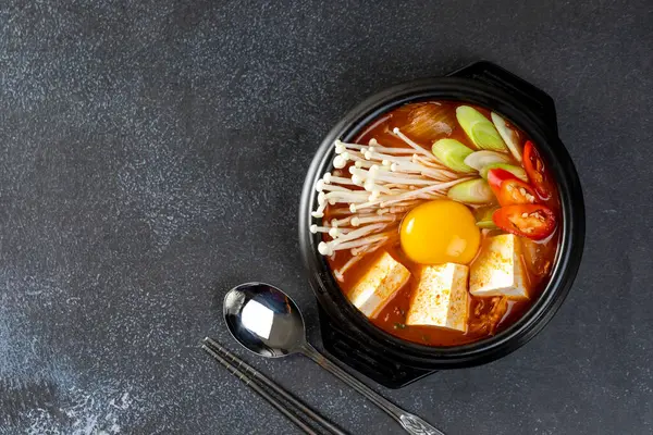 Kimchi Jjigae ya da Kimchi Çorbası ile Soft Tofu ya da Kore Kimchi Güveci, Kore Yemekleri Geleneksel Tarzı