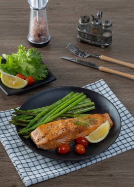 Kuşkonmaz, domates ve limonlu ızgara somon.