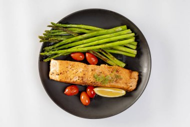 Kuşkonmaz, domates ve limonlu ızgara somon.