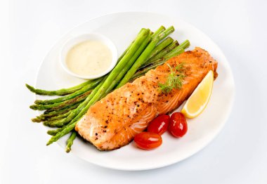 Kuşkonmaz, domates ve limonlu ızgara somon.