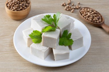 Taze dilimlenmiş beyaz tabakta soya fasulyesi soya peyniri.